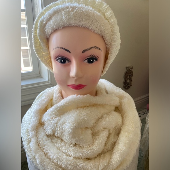 UGG White Hat & Infinity Scarf Set - Picture 2 of 2